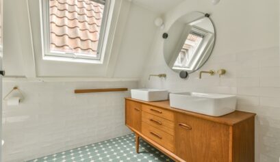 Salle de bain avec fenêtre de toit