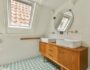 Salle de bain avec fenêtre de toit