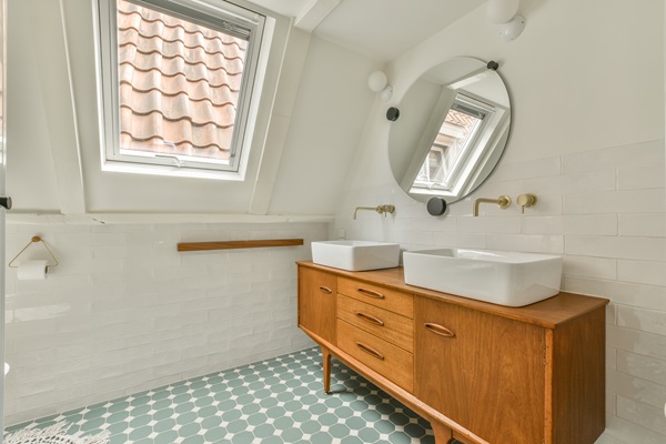 Salle de bain avec fenêtre de toit