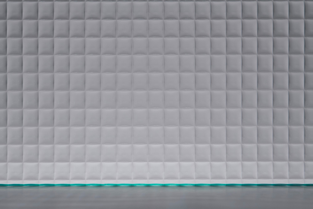 Mur en relief avec revêtement mural à effet matelassé gris, design moderne et minimaliste