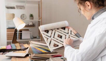 Femme tenant des modèles